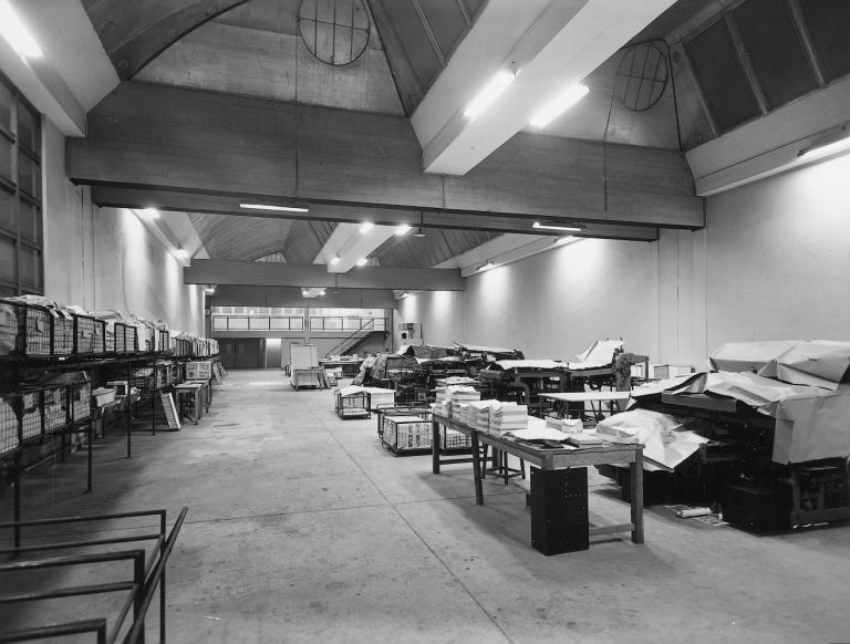 Vue d'une salle de reliure au rez-de-chaussée, [195?]. (archives privées du groupe Serge Laski, établissements Mame).