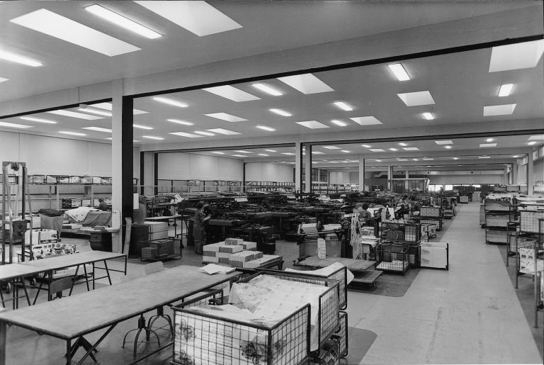 Vue d'une salle de reliure située dans l'extention nord, [196?]. (archives privées du groupe Serge Laski, établissements Mame).