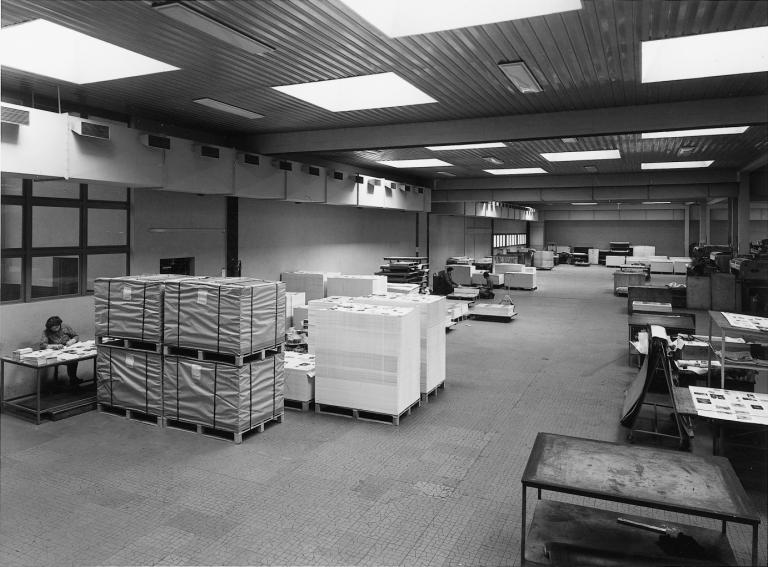 Vue d'une salle de stockage avant reliure dans l'extension est, [196?]. (archives privées du groupe Serge Laski, établissements Mame).