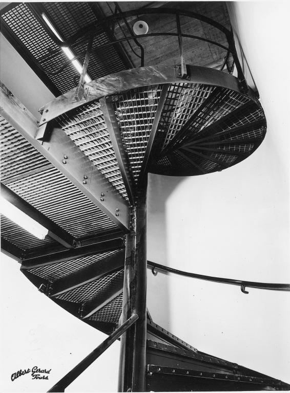 Vue de l'escalier du personnel, [195?]. (archives privées du groupe Serge Laski, établissements Mame).