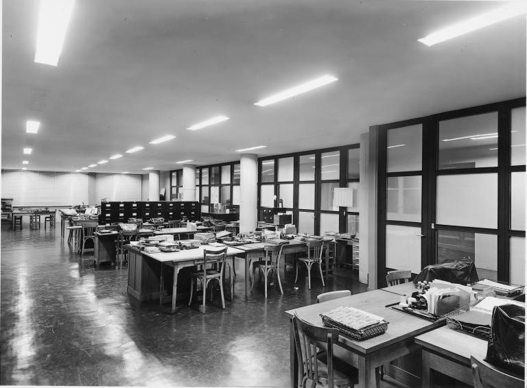 Vue de bureaux au deuxième étage, [195?]. (archives privées du groupe Serge Laski, établissements Mame).