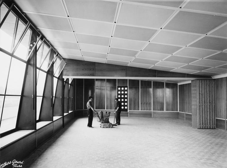 Vue de la salle du Conseil au troisième étage, [195?]. (archives privées du groupe Serge Laski, établissements Mame).
