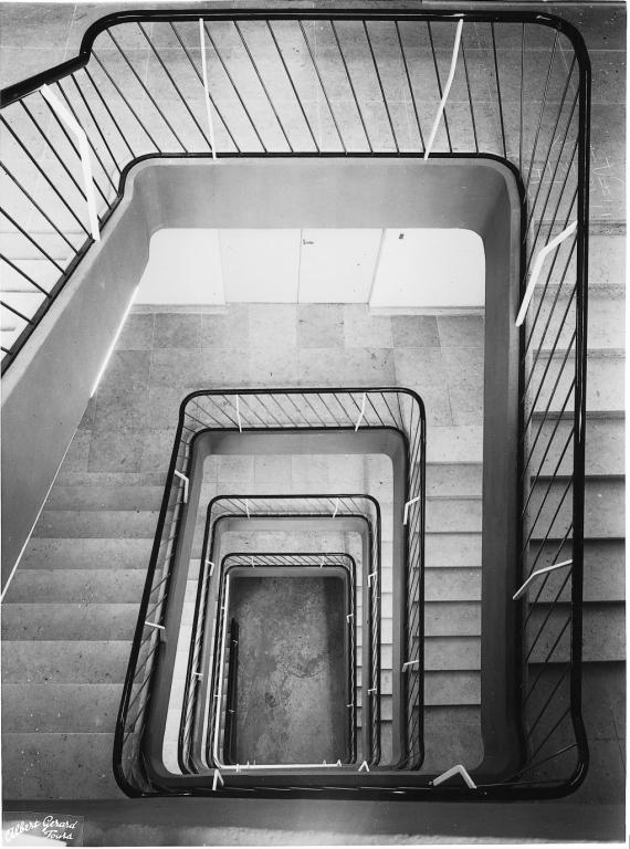 Vue plongeante de l'escalier d'honneur, [195?]. (archives privées du groupe Serge Laski, établissements Mame).