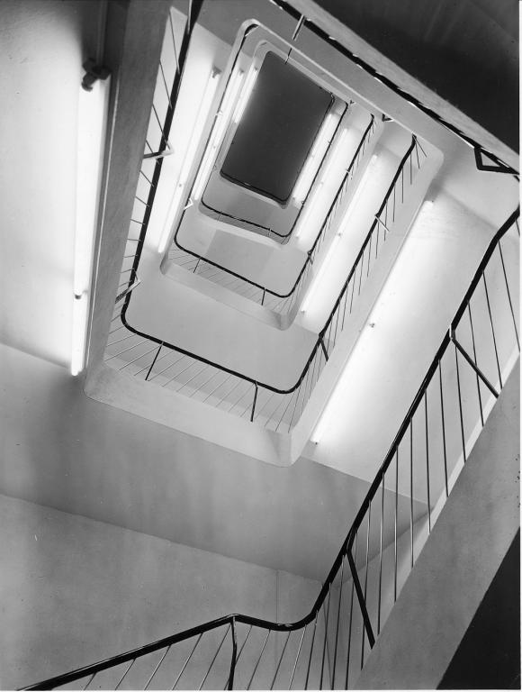 Vue en contre-plongée de l'escalier d'honneur, [195?]. (archives privées du groupe Serge Laski, établissements Mame).