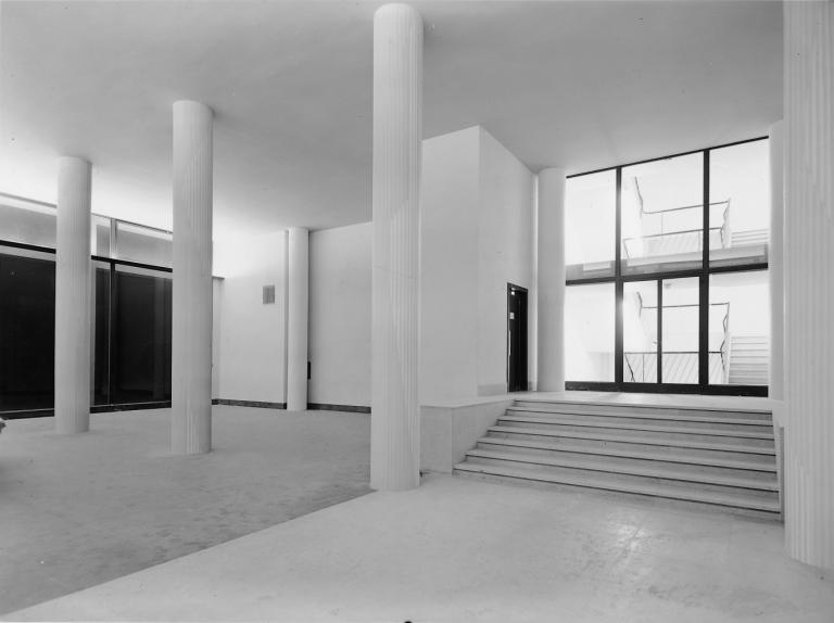 Vue du hall d'exposition au rez-de-chaussée, [196?]. (archives privées du groupe Serge Laski, établissements Mame).