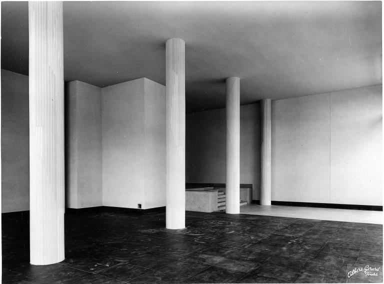 Vue du hall d'exposition au rez-de-chaussée, [195?]. (archives privées du groupe Serge Laski, établissements Mame).