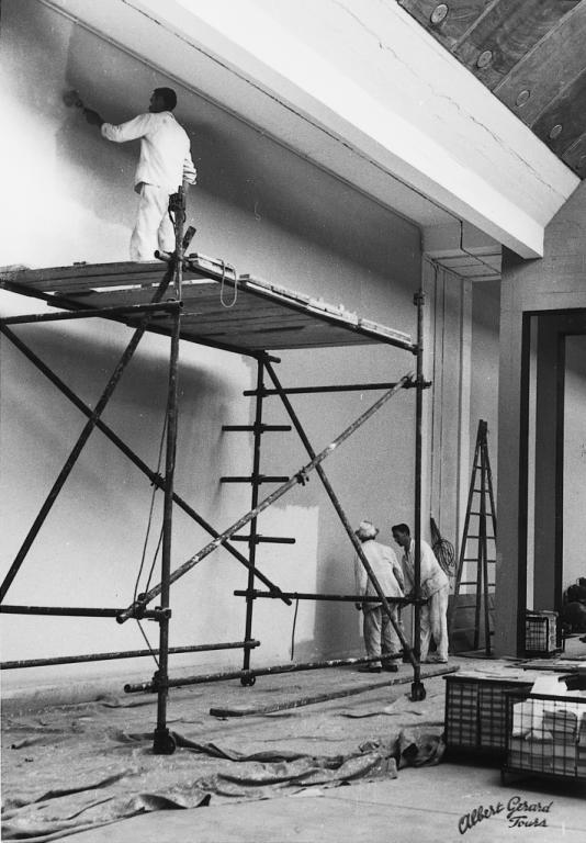 Vue de la mise en peinture des ateliers, [1953]. (archives privées du groupe Serge Laski, établissements Mame).