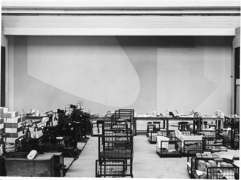 Vue d'un mur peint dans les ateliers, [195?]. (archives privées du groupe Serge Laski, établissements Mame).
