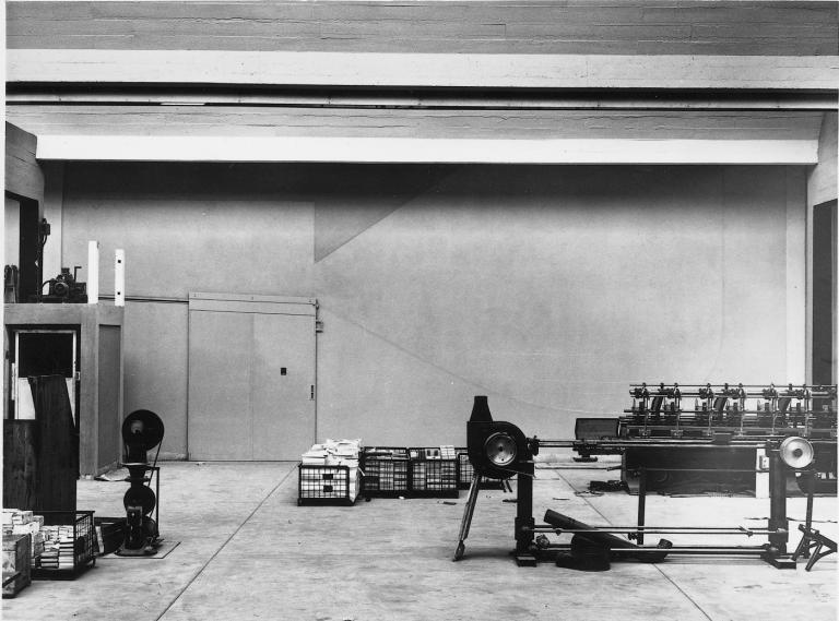 Vue d'un mur peint dans les ateliers, [195?]. (archives privées du groupe Serge Laski, établissements Mame).