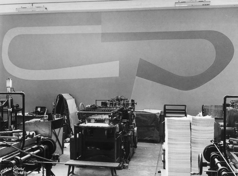 Vue d'un mur peint dans les ateliers, [195?]. (archives privées du groupe Serge Laski, établissements Mame).