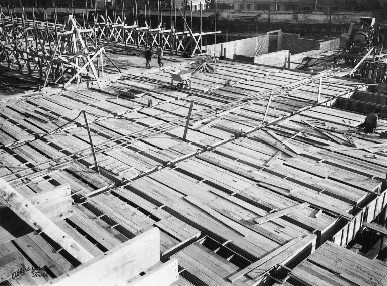 Vue du chantier de construction : plancher du premier étage du bâtiment administratif, [1950]. (archives privées du groupe Serge Laski, établissements Mame).