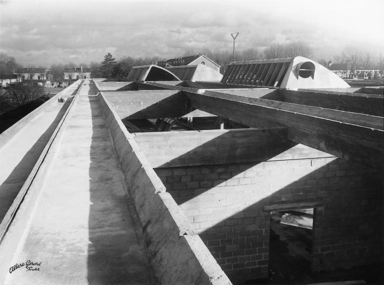 Vue du chantier de construction : couverture des ateliers, [1952]. (archives privées du groupe Serge Laski, établissements Mame).