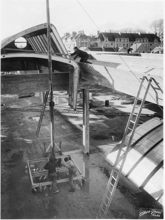 Vue du chantier de construction : mise en place des sheds couvrant les ateliers, [1952]. (archives privées du groupe Serge Laski, établissements Mame).