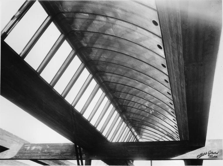 Vue du chantier de construction : rangée de sheds couvrant les ateliers, [1953]. (archives privées du groupe Serge Laski, établissements Mame).