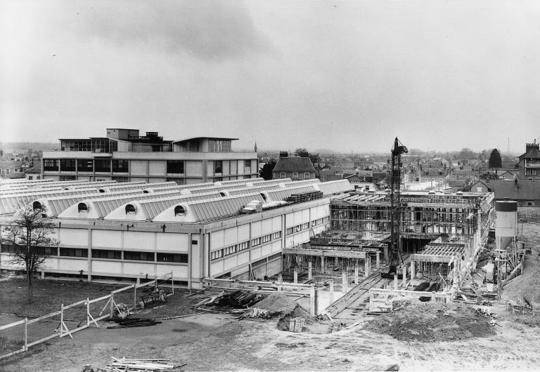 Vue du chantier de construction de l'extension nord, [1964]. (archives privées du groupe Serge Laski, établissements Mame).