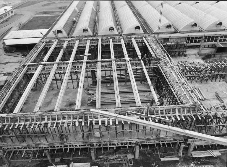Vue du chantier de construction de l'extension est, [1964]. (archives privées du groupe Serge Laski, établissements Mame).