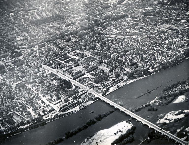 Vue aérienne du quartier nord (les quatre îlots de la place de la Résistance sont achevés), 1952. (archives municipales de Tours, 101 Fi 45.3).