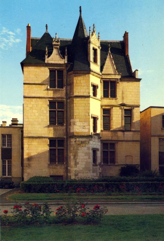 Vue de la façade postérieure de l'hôtel Gouïn reconstruit, [3e quart du 20e siècle]. (archives municipales de Tours, Fonds Henri Goarnisson, 117 Fi album 13).