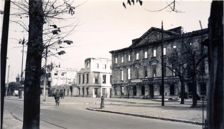 Vue de la place Anatole-France après les destructions de juin 1940. (archives municipales de Tours, Fonds Emile Leray, 101 Fi 38.14). ; Vue de la façade principale de la bibliothèque après les destructions de juin 1940. (archives municipales de Tours, Fonds Emile Leray, 101 Fi 38.14).