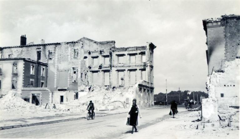 Vue postérieure de la façade de la bibliothèque après les destructions de juin 1940. (archives municipales de Tours, Fonds Emile Leray, 101 Fi 38.9).
