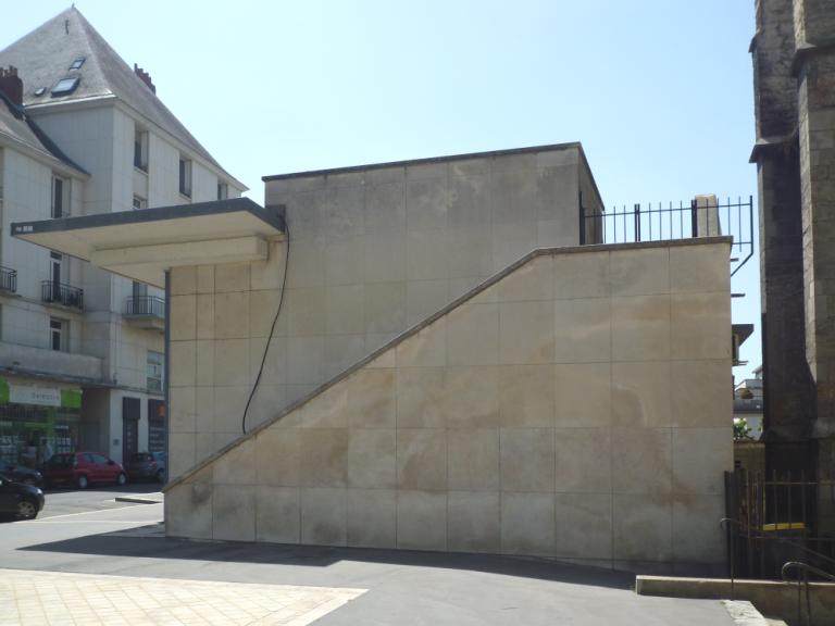Façade est du bloc de magasins-terrasses à l'angle des rues Colbert et Nationale.