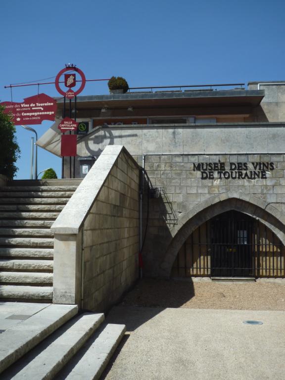 Entrée du musée des vins de Touraine sous la terrasse est. ; Entrée du musée des vins de Touraine installé dans les celliers de Saint-Julien.