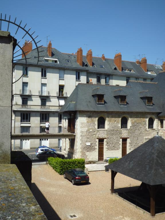 Cloître de Saint-Julien et musée du Compagnonnage, vus depuis l'escalier de la terrasse à l'est de la rue Nationale.