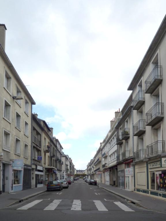 Rue des Déportés, vue depuis la rue Néricault-Destouches.