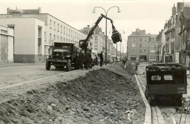 Vue des travaux de terrassement de la rue Constantine, [196?]. (archives municipales de Tours, Fonds Espoir, 104 Fi 153).