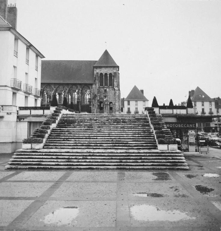 Vue de l'escalier reliant la terrasse est à la place Anatole-France, [196?]. (archives départementales d'Indre-et-Loire, Fonds Arsicaud 5 Fi P127, cliché n°18197).