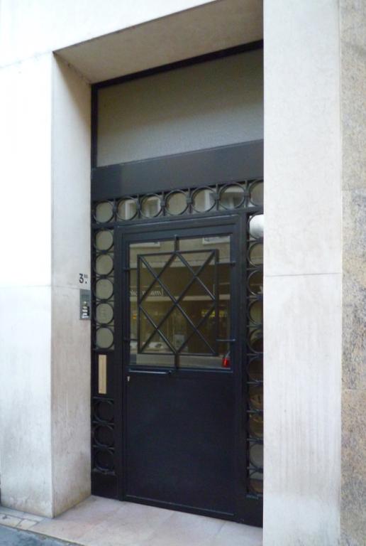 Porte d'entrée de l'immeuble.
