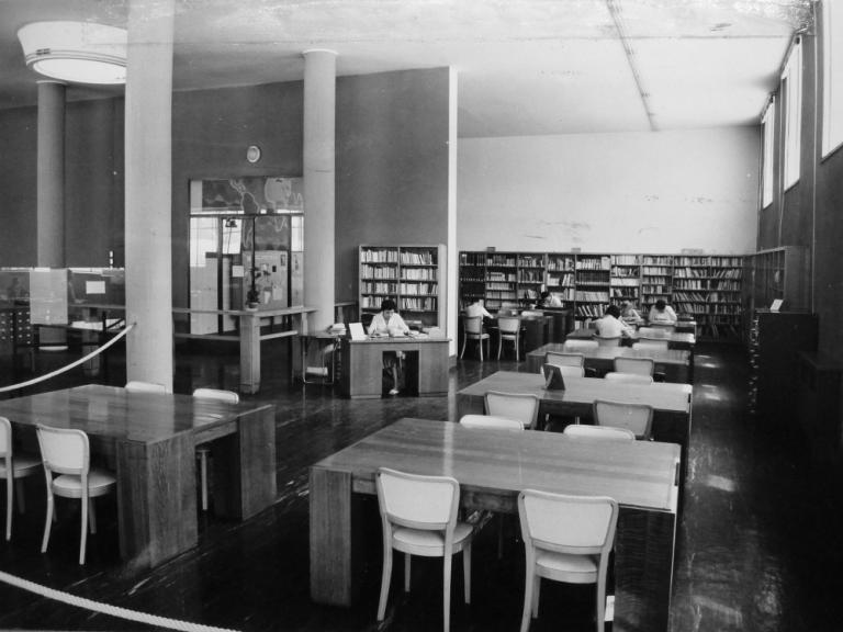 Bibliothèque municipale ; Ensemble de tables de bibliothèque ; Ensemble de chaises et de fauteuils ; Présentation des objets mobiliers de la bibliothèque municipale