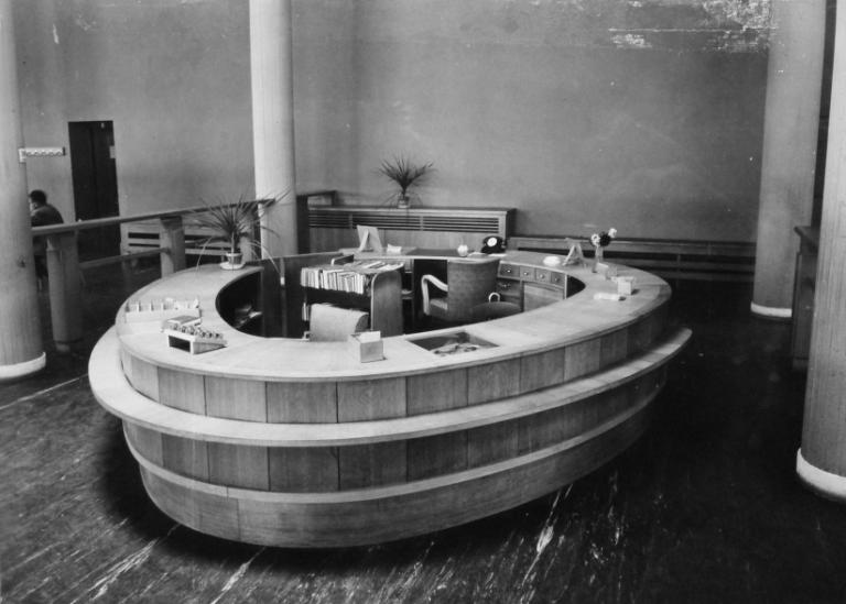 Présentation des objets mobiliers de la bibliothèque municipale