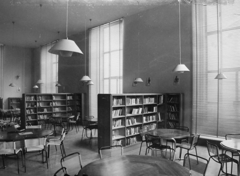 Bibliothèque municipale ; Ensemble de tables de bibliothèque ; Présentation des objets mobiliers de la bibliothèque municipale