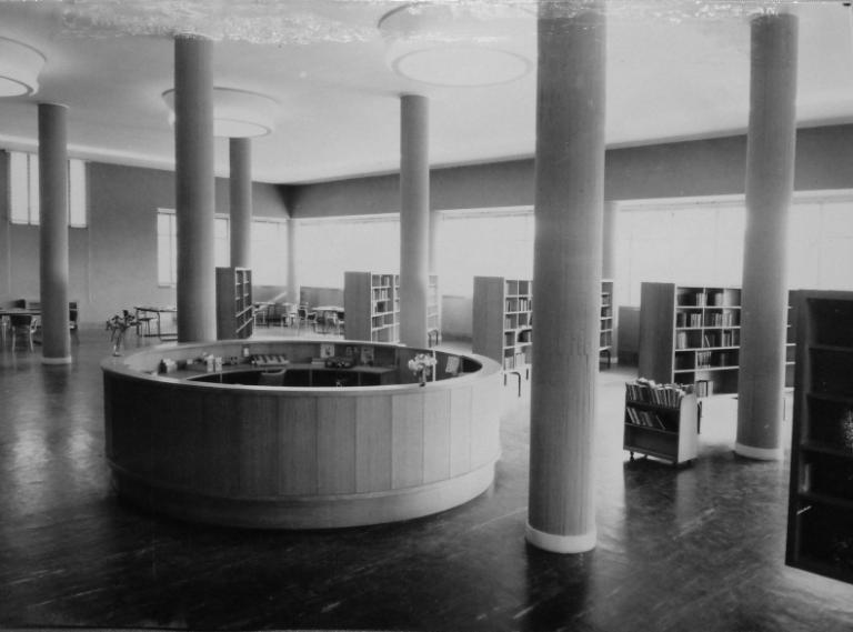 Bibliothèque municipale ; Présentation des objets mobiliers de la bibliothèque municipale