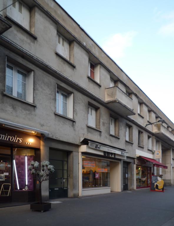 Façades sur la rue du Commerce.