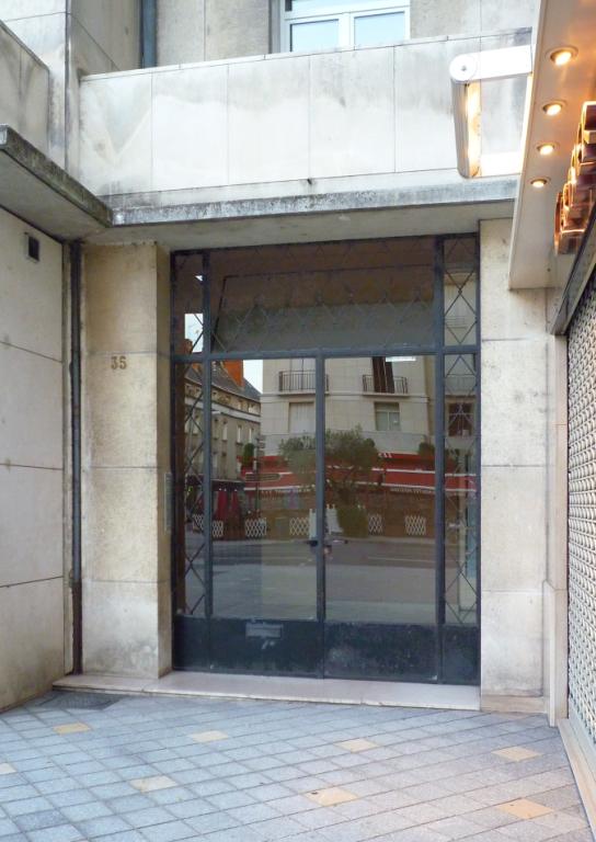 Porte d'entrée dans l'angle rentrant de l'immeuble.