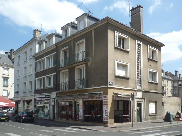 Façades à l'angle des rues du Président-Merville et du Commerce.