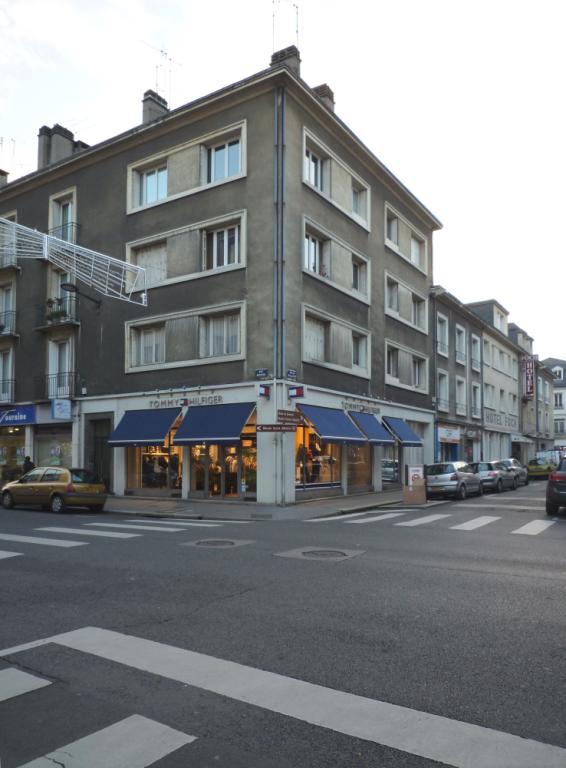 Façades à l'angle des rues Marceau et du Maréchal-Foch.