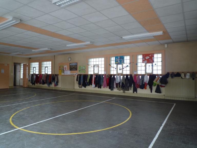 Préau au rez-de-chaussée de l'école primaire.