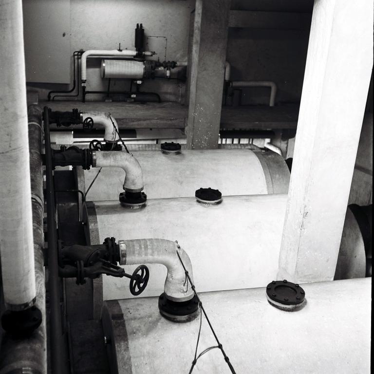 Vue des installations communes d'une chaufferie [îlot D ou îlot M ?], 1952. (archives municipales de Tours, Fonds Jacques et Thierry Germain, 114 Fi 189).