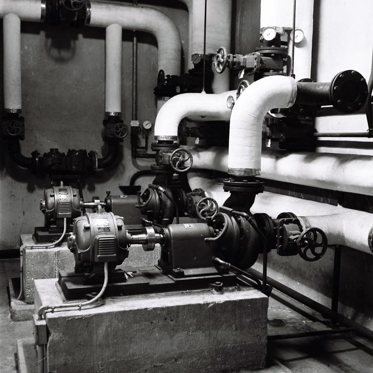 Vue d'un poste d'alimentation individuel dans une galerie technique, 1952. (archives municipales de Tours, Fonds Jacques et Thierry Germain, 114 Fi 189).