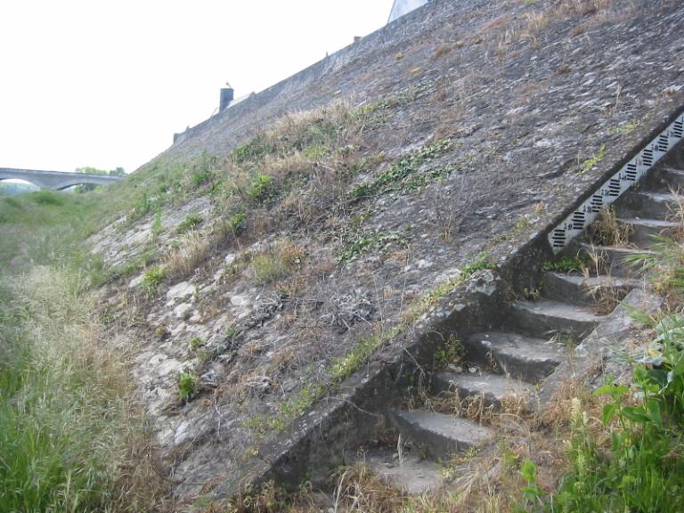 Le perré en aval de la cale.