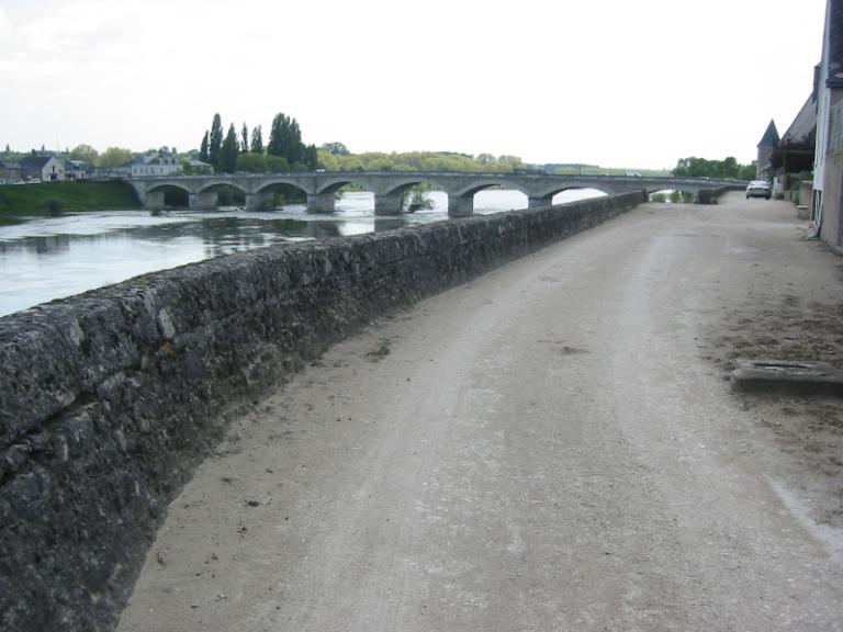 Partie aval du port de Tours, vue prise vers l'aval. Carte postale ancienne. (archives départementales d'Indre-et-Loire, 10 Fi 261 1200).