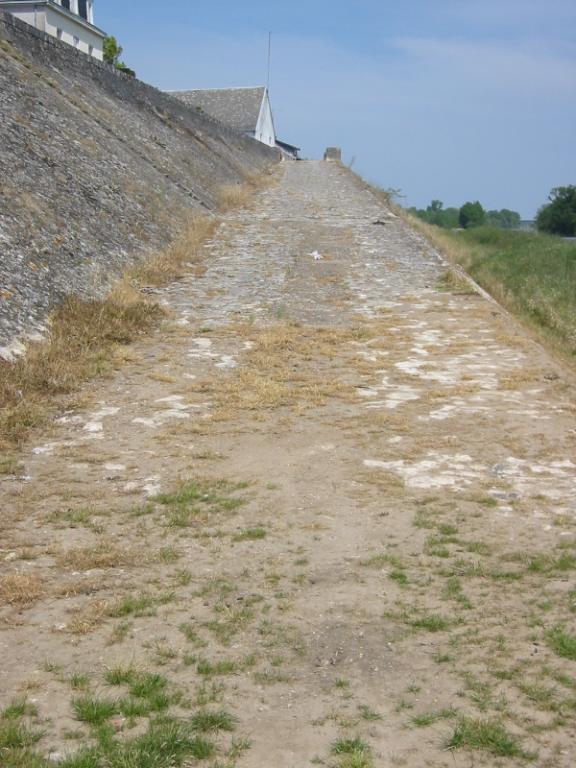 Vue d'ensemble vers l'aval depuis un escalier du mur de quai de la ville.