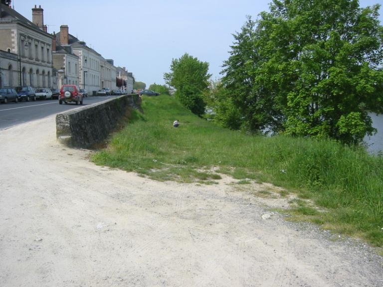 Borne de nivellement 220 D encastrée dans le mur d'une maison située un peu en amont de l'église.