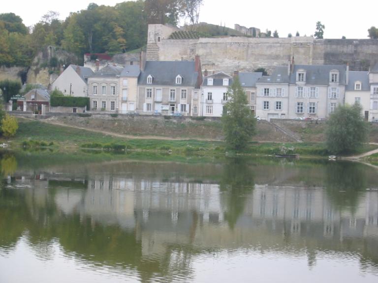 Rive gauche, entre la passerelle de Saint-Symphorien et le pont Wilson, perré longeant le quai : escalier double.