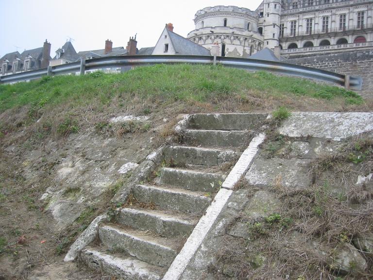 Rive gauche, marques de crues et échelle hydrométrique sur la culée du pont Wilson.
