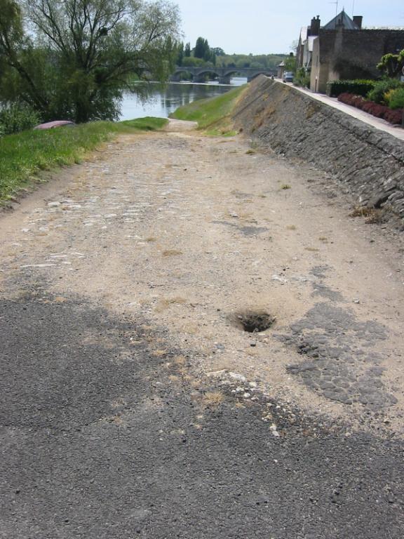 Le port de Bréhémont, vers l'aval.