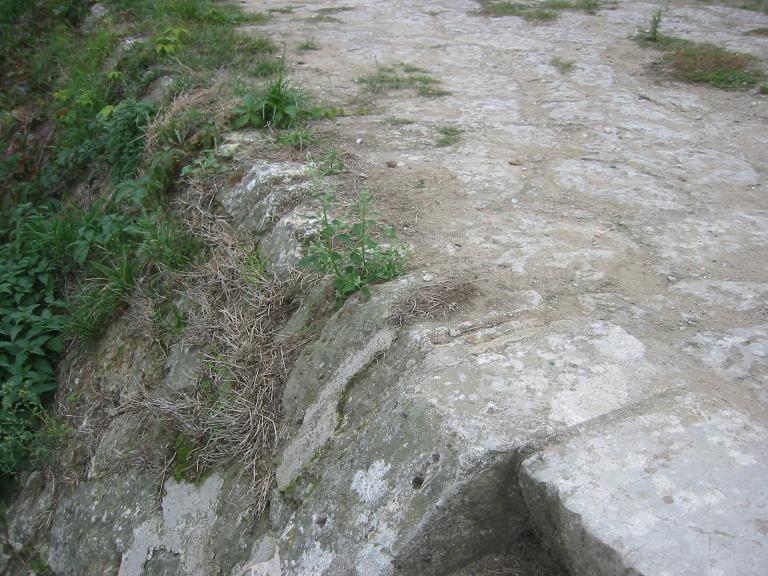 Escalier et échelle hydrométrique, aval du pont.